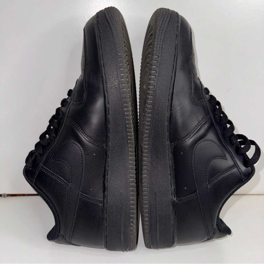 Men’s size 9.5 Nike Air Force 1 low triple black ‘07 classic sneakers popular og - Picture 5 of 11